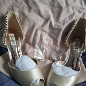 Size 9 peep toe Badgley Mischka Heels. Ivory Satin